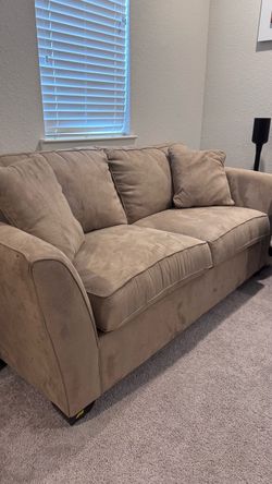 La-Z-Boy Beige Loveseat – Excellent Condition