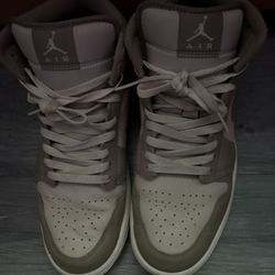 Air Jordan 1 mids legend brown  Size 10