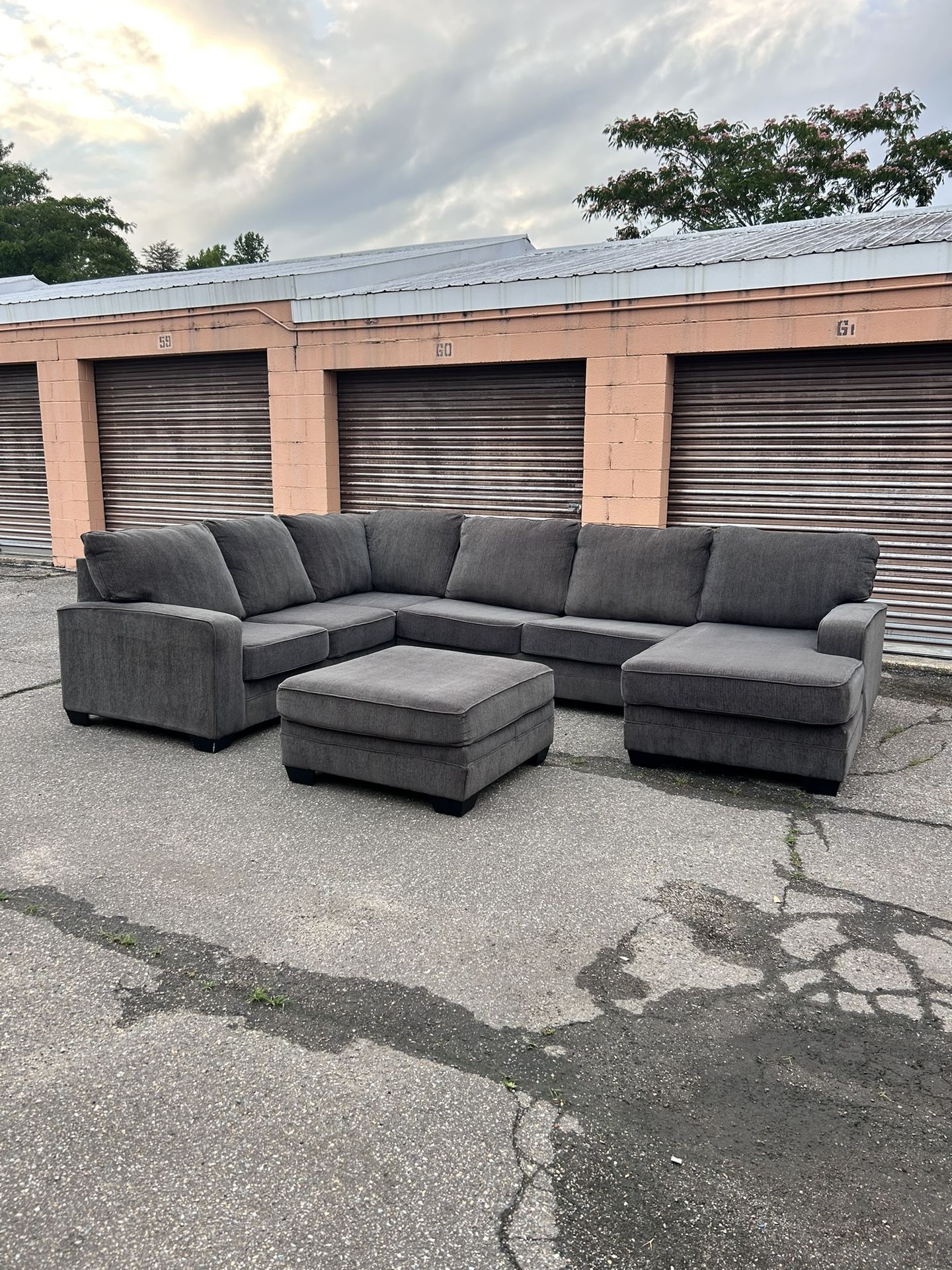 (Delivery Included!) Ashley Dark Gray 3p Sectional & Ottoman