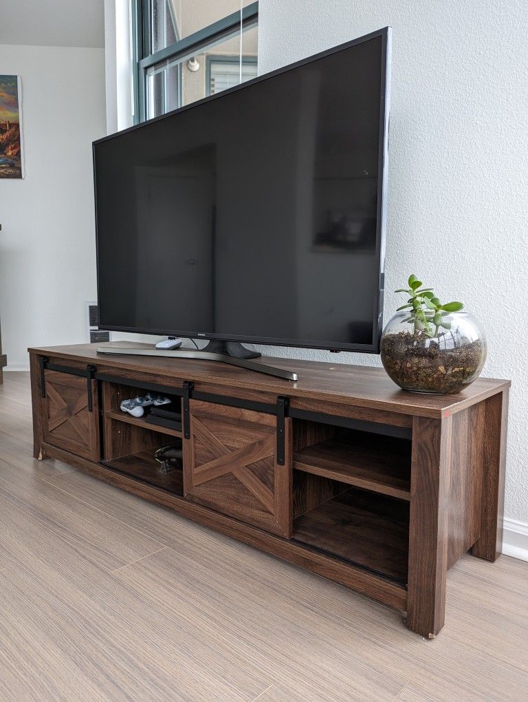 [Move Out Sale] Samsung 50' TV And Wayfair Tv Stand / Media Console