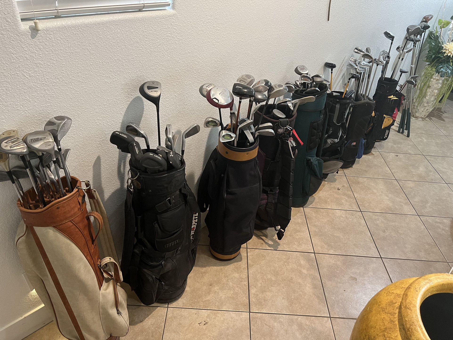 9 Bag Golf With 8 Gol Clubs Each Bag 