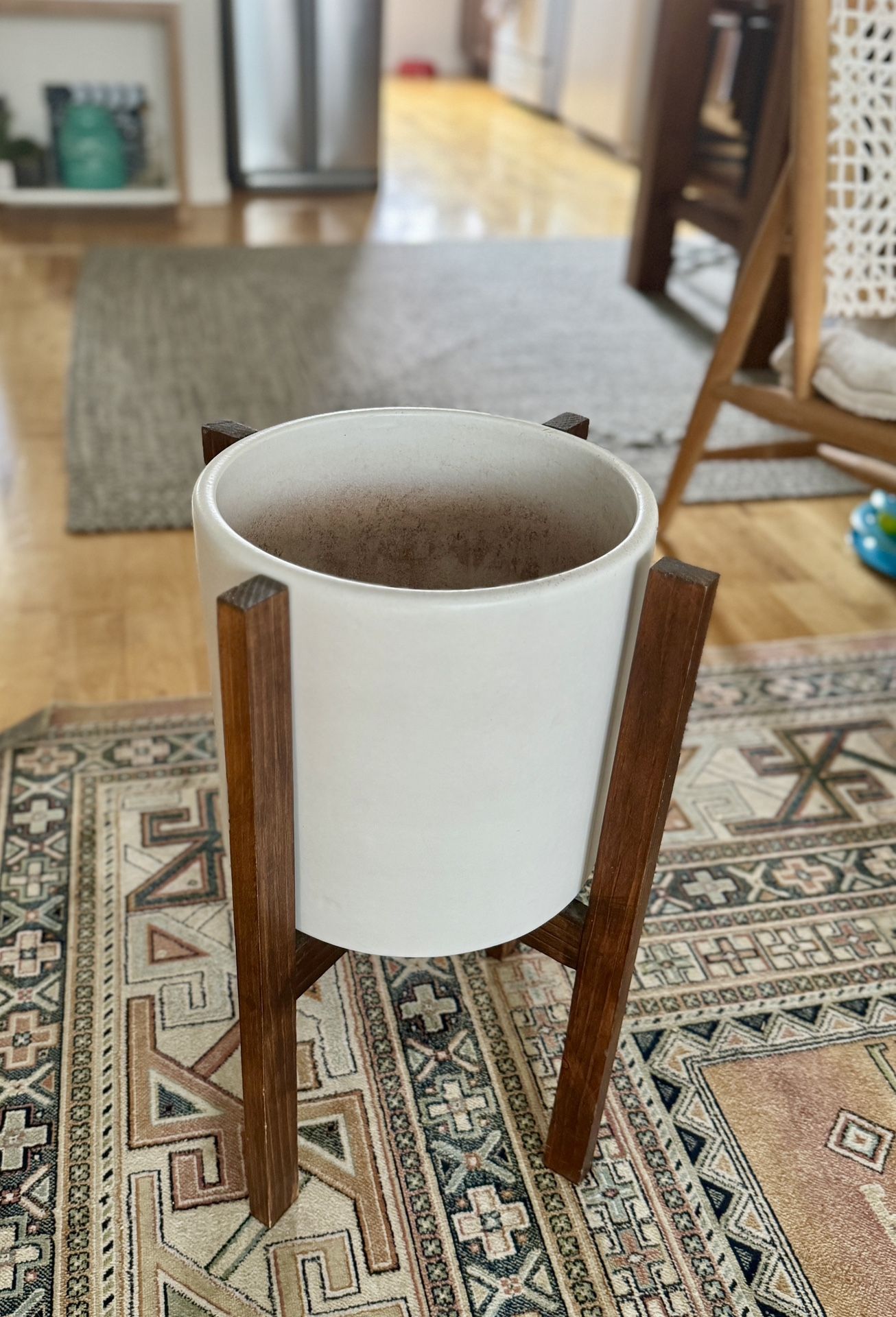 Beautiful White Ceramic Pot And Wood Stand/Base