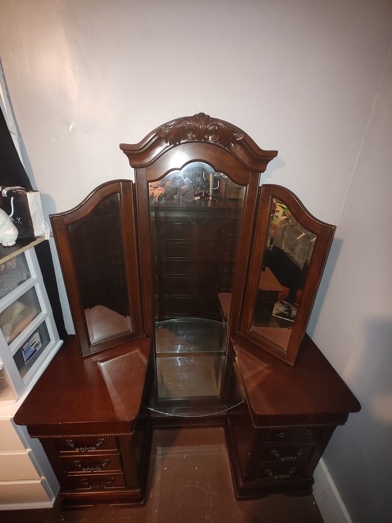 Makeup Vanity And Dresser