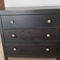 Refurbished Dresser - New Knobs - Lots Of Space In Drawers