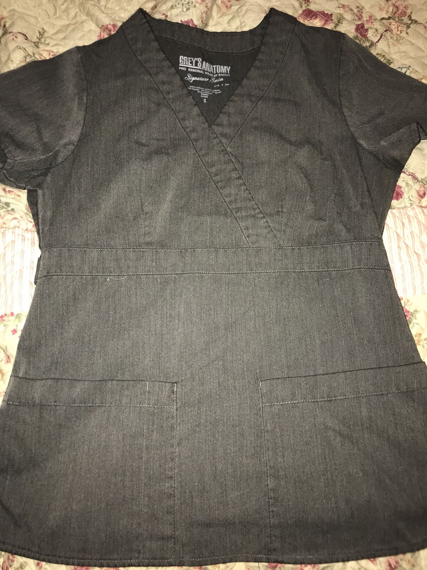 Greys anatomy size small scrub top $10