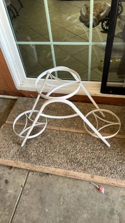 Metal planter hold 3 plants