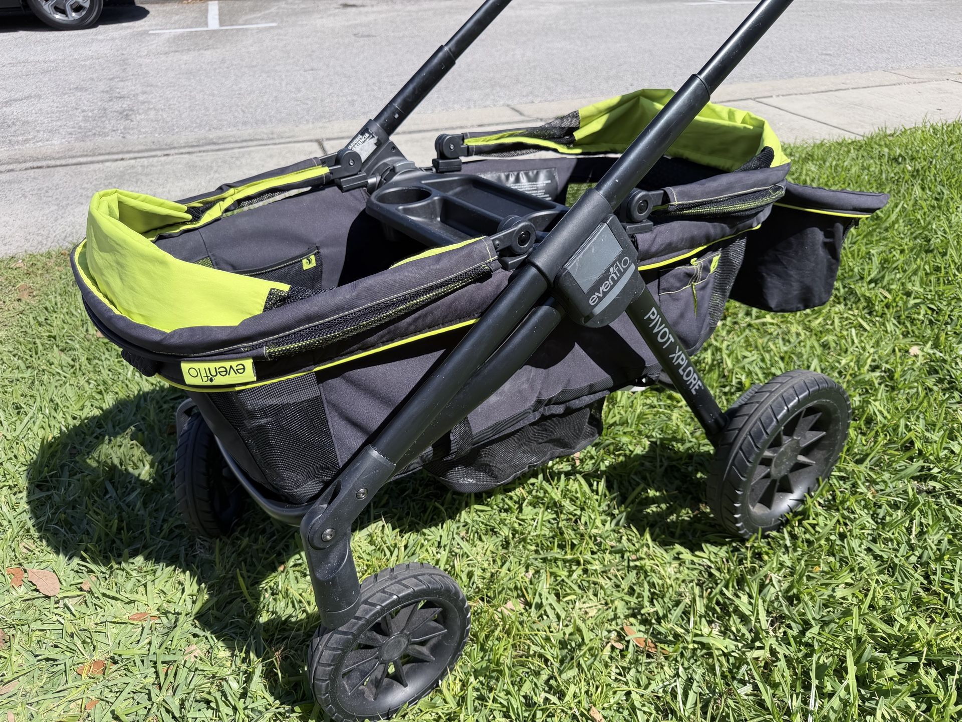 Evenflo Pivot Xplore stroller wagon
