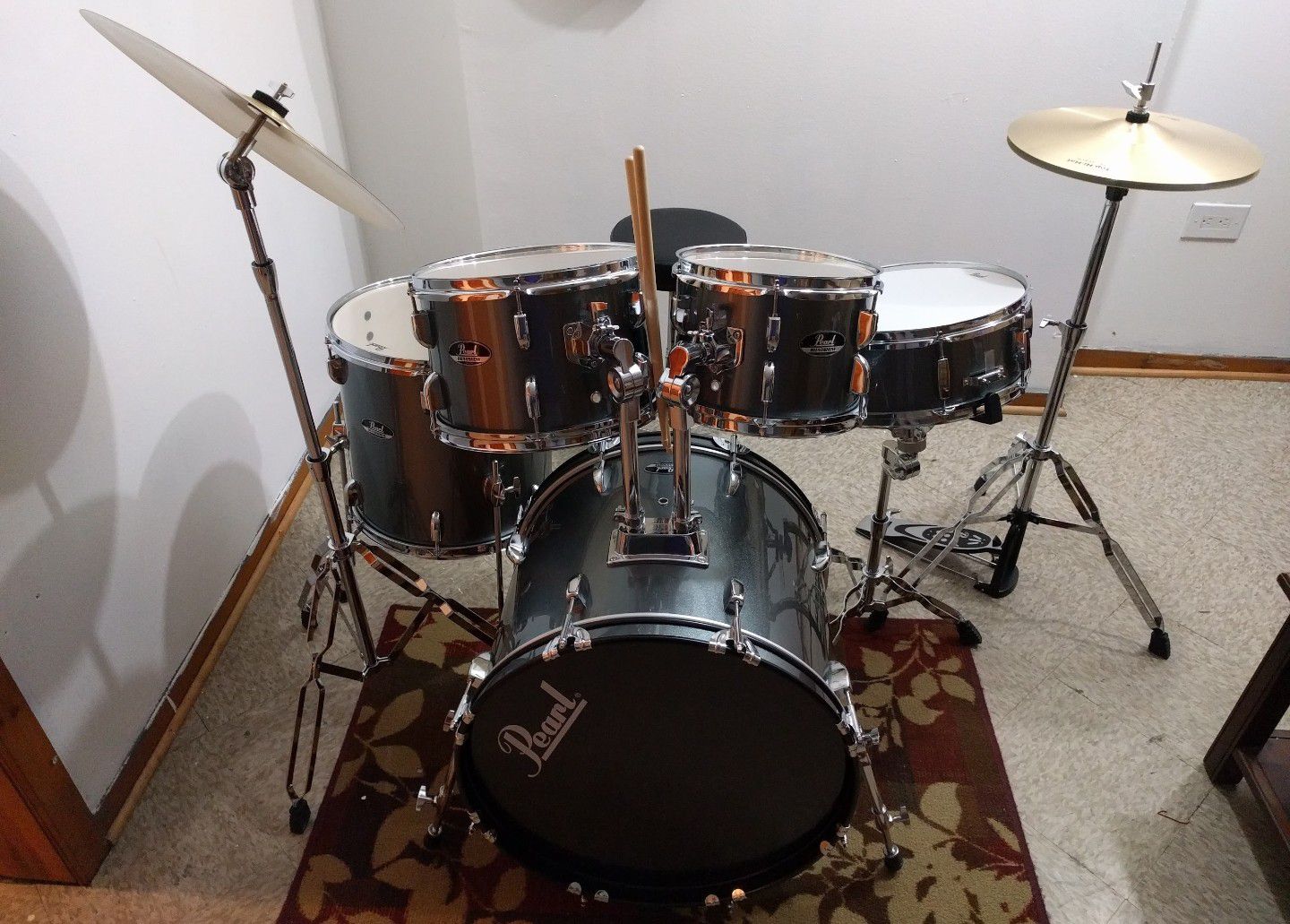 Pearl Roadshow 5 piece drum set with throne and sticks