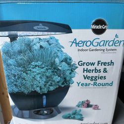 AEROGARDEN INDOOR GARDEN HYDROPONIC SYSTEM LED GROW LIGHT HERB KIT - 6 POD INDOOR GARDEN - BLACK - COMPLETE IN BOX - NEVER USED. 