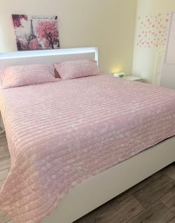 Cama King Blanca con luces LED. Pregunte precio