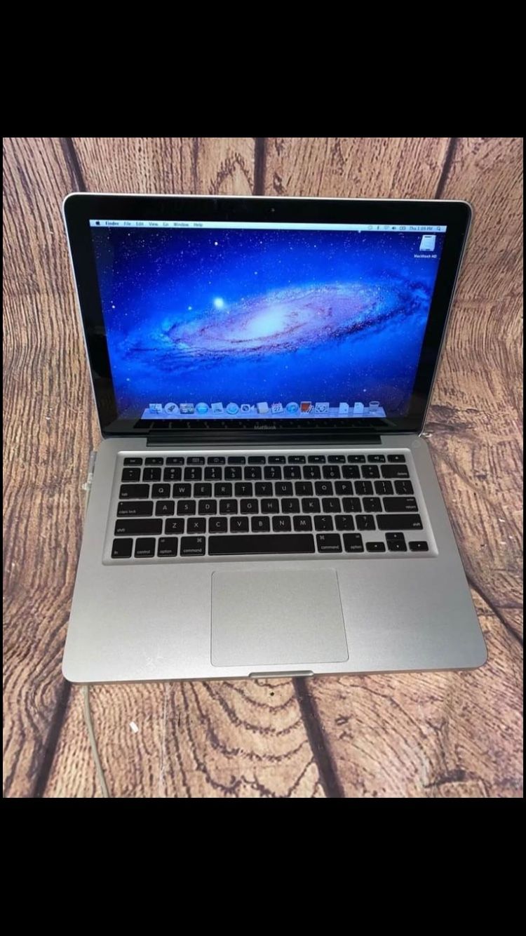 MacBook Laptop Very Clean Laptop 2010 model but in great shape 4GB RAM 250gb Hard drive Clean install of operating system