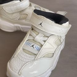  Any Jordan’s size 5,5 used but great condition