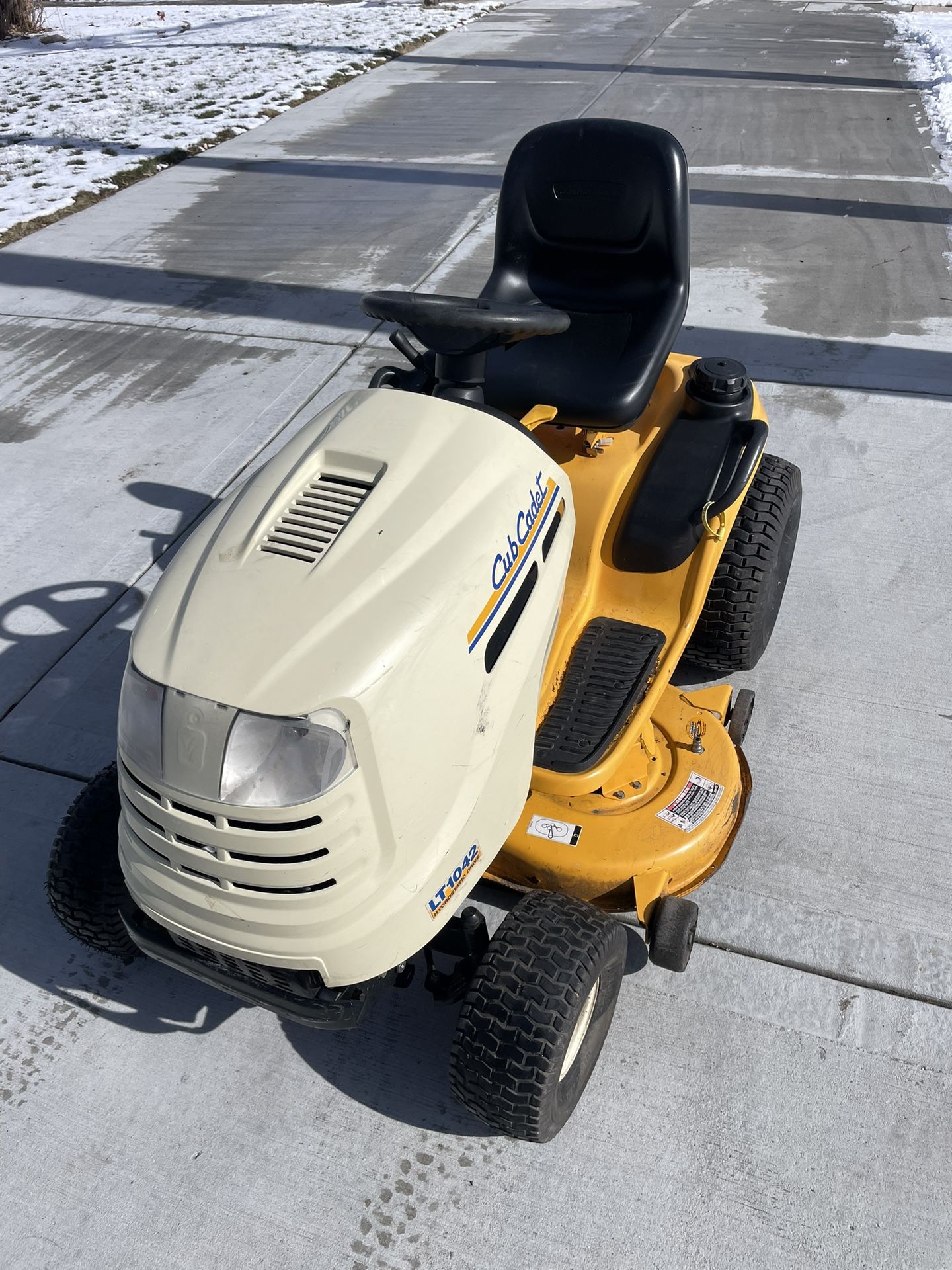 Cub Cadet Lt1042 Ride On Lawn Mower Tractor for Sale in Roselle, IL
