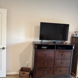 Great 6 Drawer Dresser/TV Stand/storage