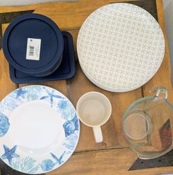 Mixed Kitchenware Lot – Plates, Mug, and Measuring Cup