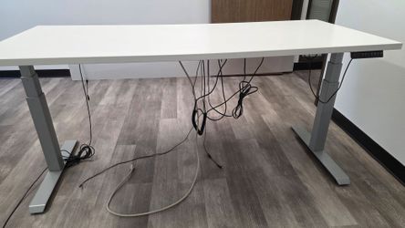 Adjustible office desk