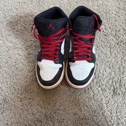 Jordan 1 Mid Gym Red Black Toe Size 11.5