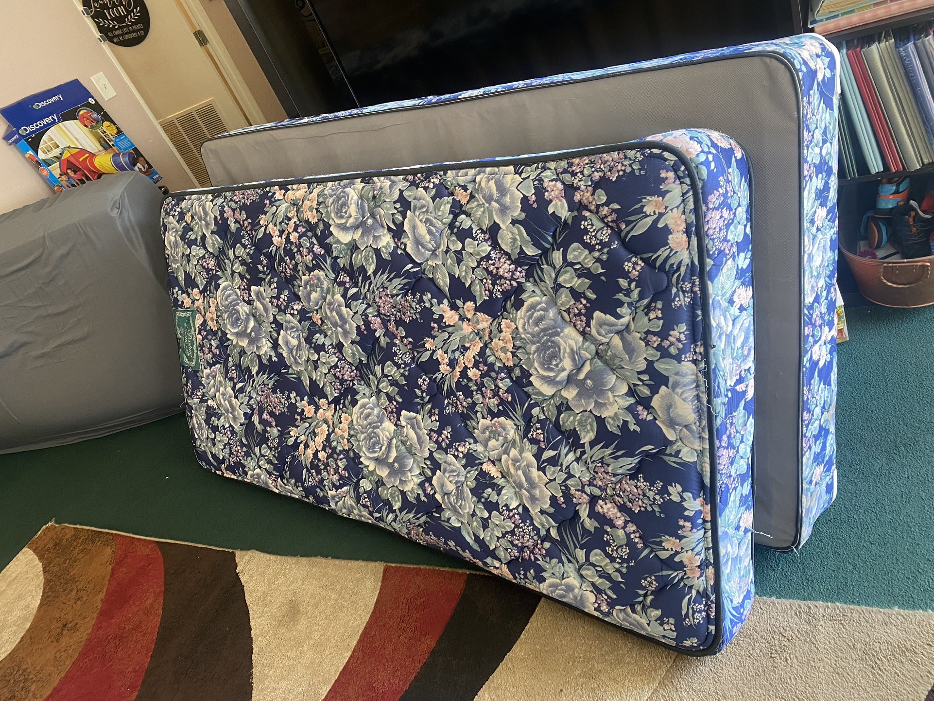 π©·π©· twin mattresses and box springs. (Not new) Different prices!!! $135 to $325 - I stock up on these from purchasing them in Seattle and Tri Citi