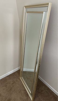 2 decorative mirrors