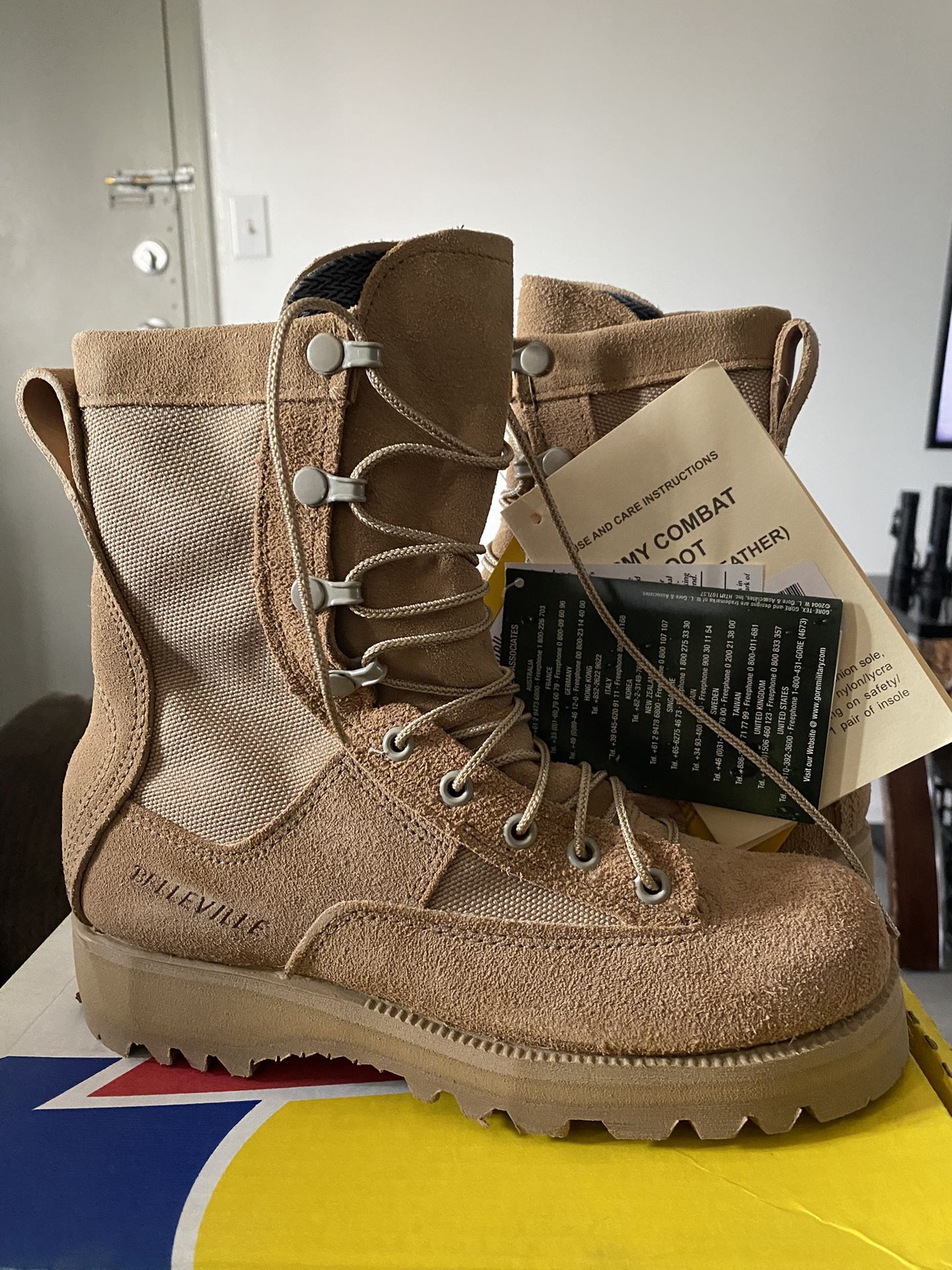 U.S. Military Surplus Temperate Weather Combat Boots, (TEMPERATE WEATHER) size 4.5