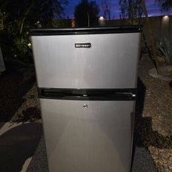 Emerson CR501E mini Fridge With Freezer