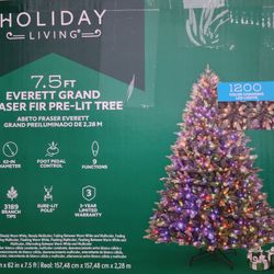 *** LIKE NEW- 7.5 FT CHRISTMAS TREE ***