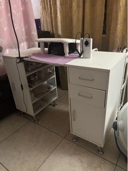 Nail Tech/ beginner friendly manicure table