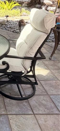Outdoor patio dining table and 4 chairs