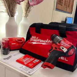 Milwaukee New Kit Hammer Drill Fuel,Battery And Charger M12 FUEL -Nuevo