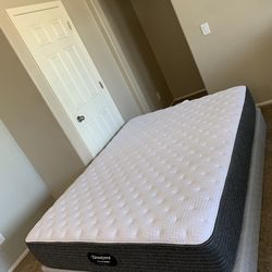 QUEEN BEAUTYREST MATTRESS AND FREE BOX SPRINGS