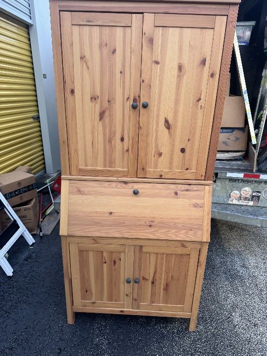 Riding desk with a hutch, sturdy and in great condition.