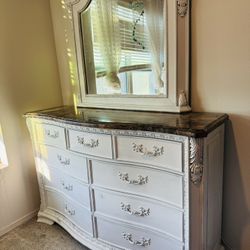 Dresser With Mirror 