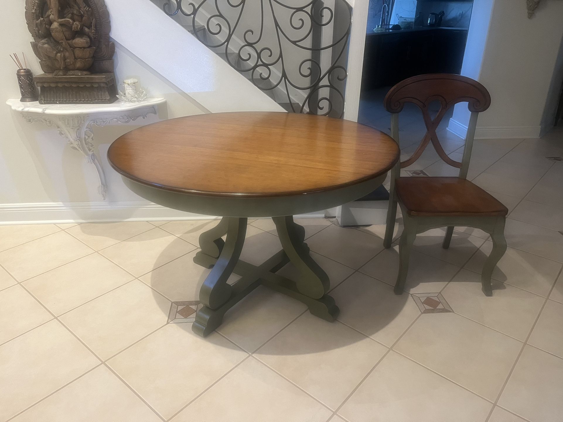 Pier 1 Dinning Table And Chairs