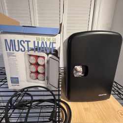 Gourmia Thermoelectric personal Mini Fridge Cooler and Warmer - Black