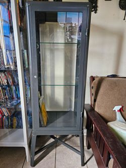 CURIO CABINET WITH 1 🔑 KEY
