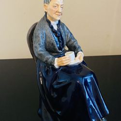 Royal Doulton Figurine "The Cup of Tea" - HN2322