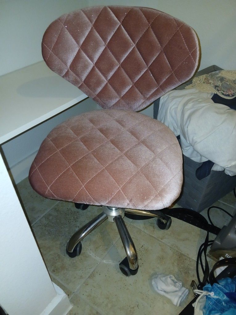 Pink Chair/ Silla Rosada With Wheels Brand New