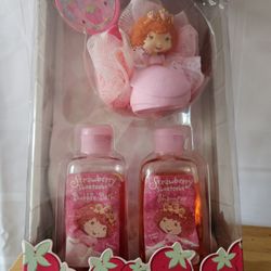 Strawberry Shortcake bubbles & shampoo buddies. New in box. 