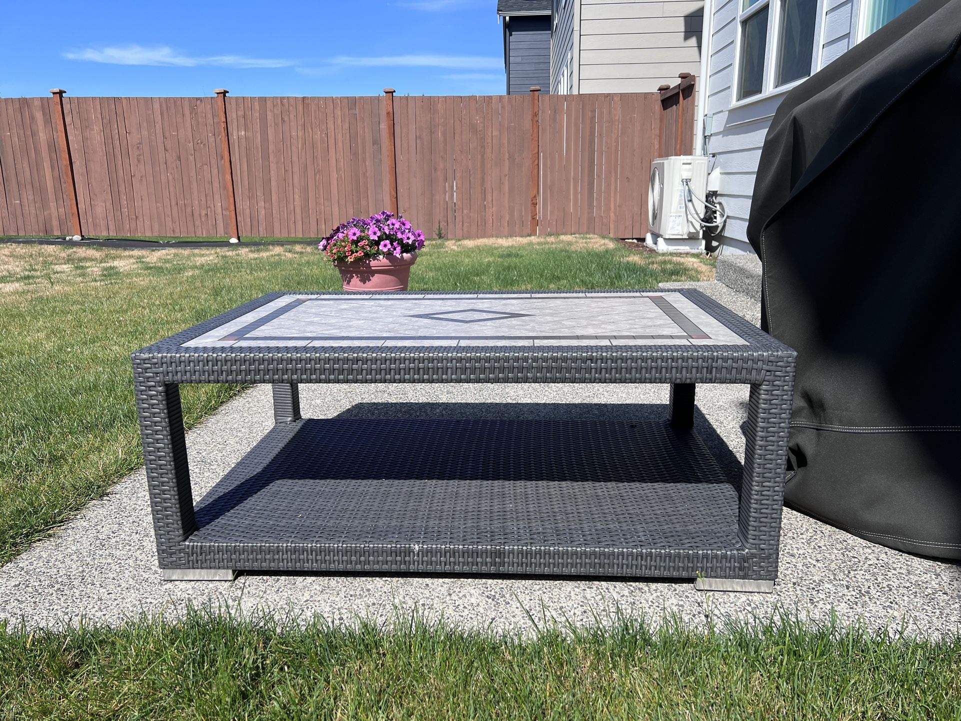 Outdoor Patio Furniture-Coffee/Cocktail Table-Like New Condition 