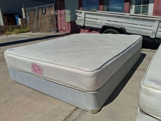 Nice Comfortable Quality Queen-size Mattress and Box spring (no metal bed frame)