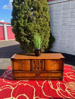 Beautiful Contemporary Modern Basset Industries Furniture Company 8 Drawer Dresser