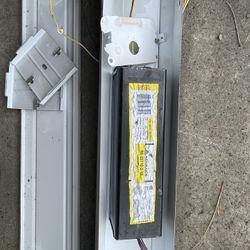 8’ Flourescent Lighting W/bulbs