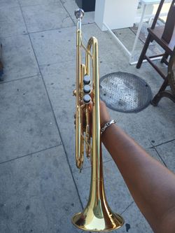 Yamaha YTR-2335 Trumpet With Case, Mouthpiece, And Extras