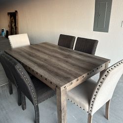 6-seat dining room in excellent condition Delivery available 