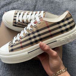 160$ Burberry Low Beige Checkered