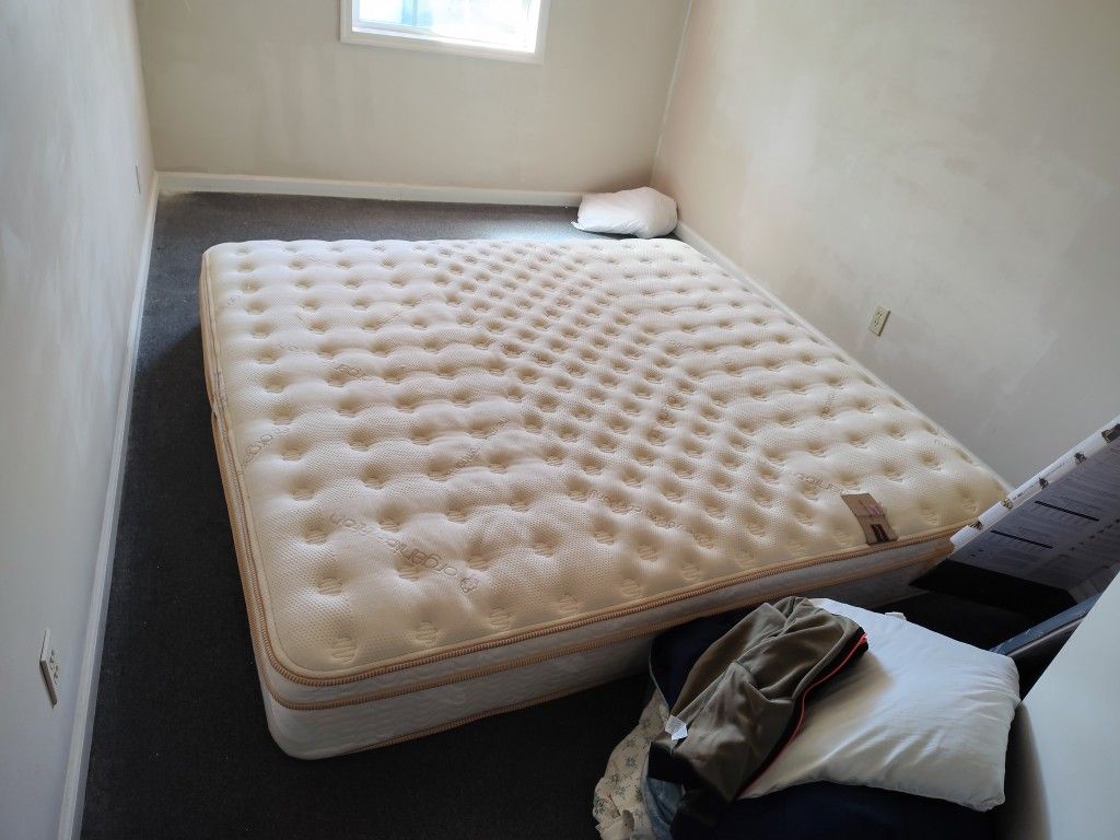 Saatva King Mattress Like New