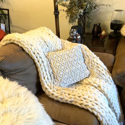 Throw Blanket - Ivory - New - Heavy, Thick & Chunky Knit