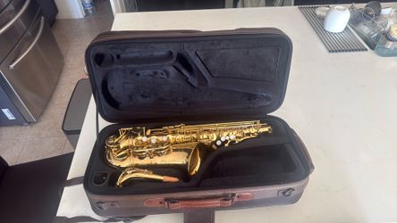 Giardinelli Alto Saxophone w/ Original Case – Like New