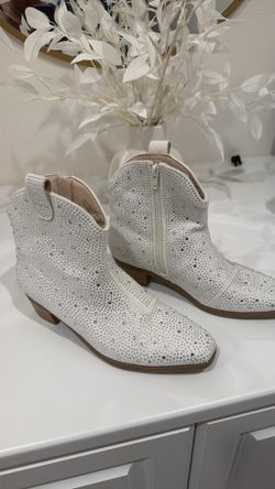 Girls sparkling white boots
