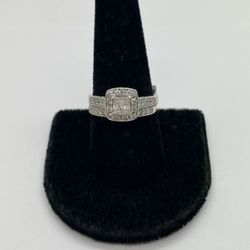 LADIES RING 14KT WHITE GOLD, SIZE 9, 7.5 GRAMS, NATURAL DIAMONDS.